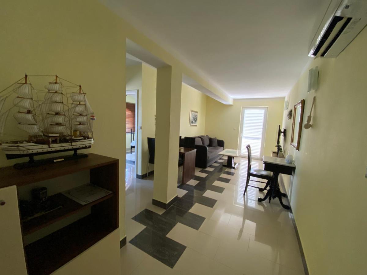 Apartments Villa Lora Kraj  Buitenkant foto
