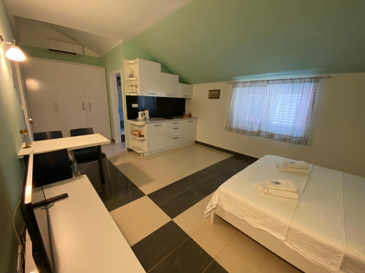 Apartments Villa Lora Kraj  Buitenkant foto