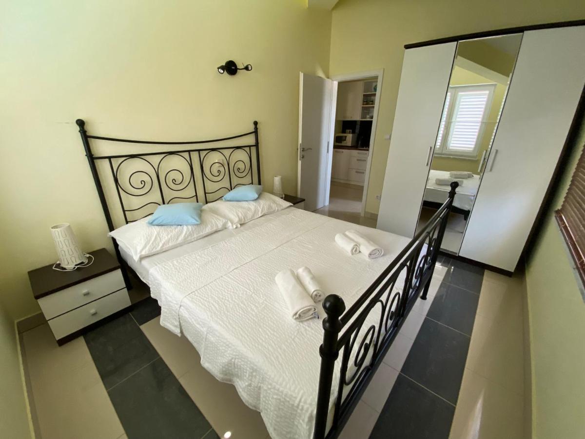 Apartments Villa Lora Kraj  Buitenkant foto